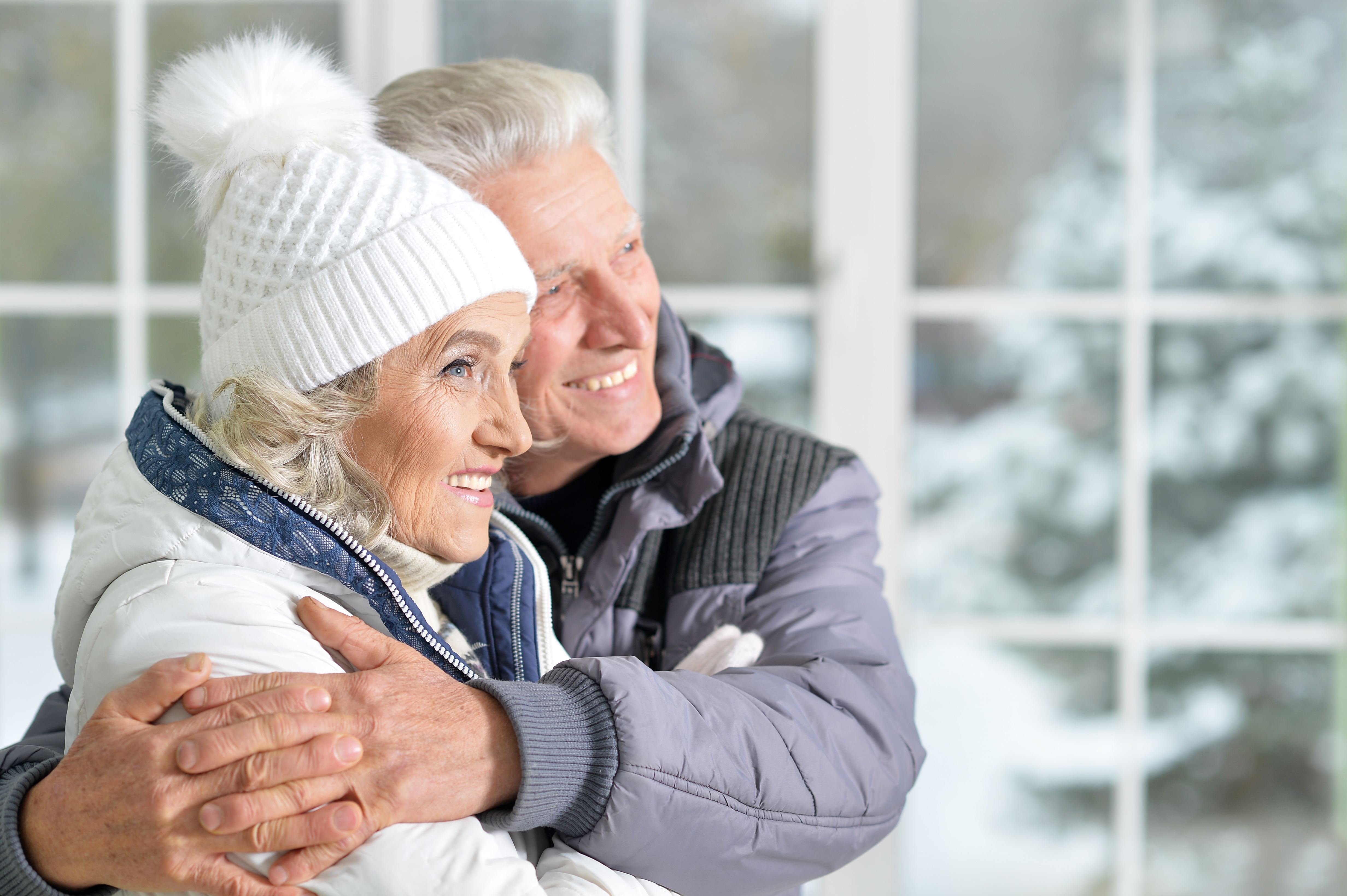 Пенсионер крайнего севера. Пожилые люди зимой. Пожилая пара зимой. Счастливые пенсионеры. Счастливые старики зимой.
